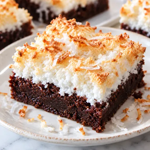Brownie z pianką kokosową na jasnym talerzyku