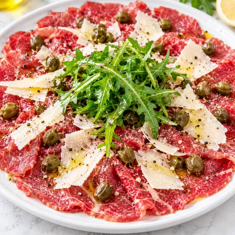 Carpaccio wołowe z rukolą, kaparami i płatkami parmezanu