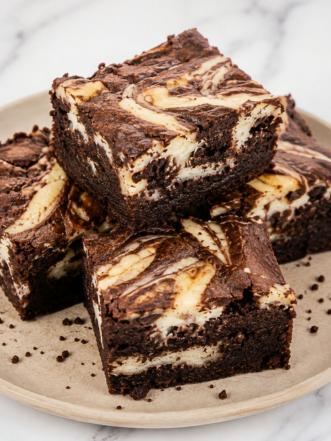 Kawałki keto brownie sernikowego z kremowymi smugami sera