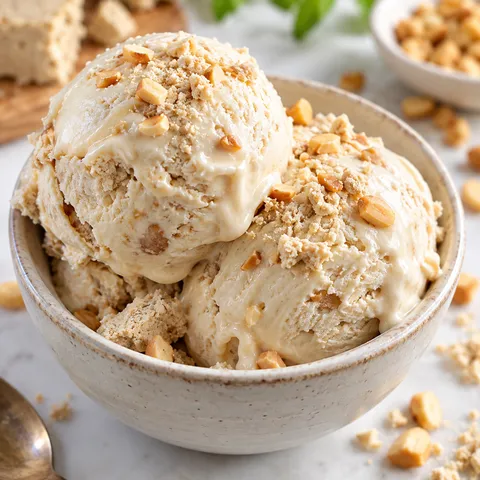 Lody chałwowe z mascarpone z orzeszkami w miseczce