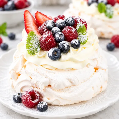 Mini pavlova z kremem, malinami, borówkami i truskawkami