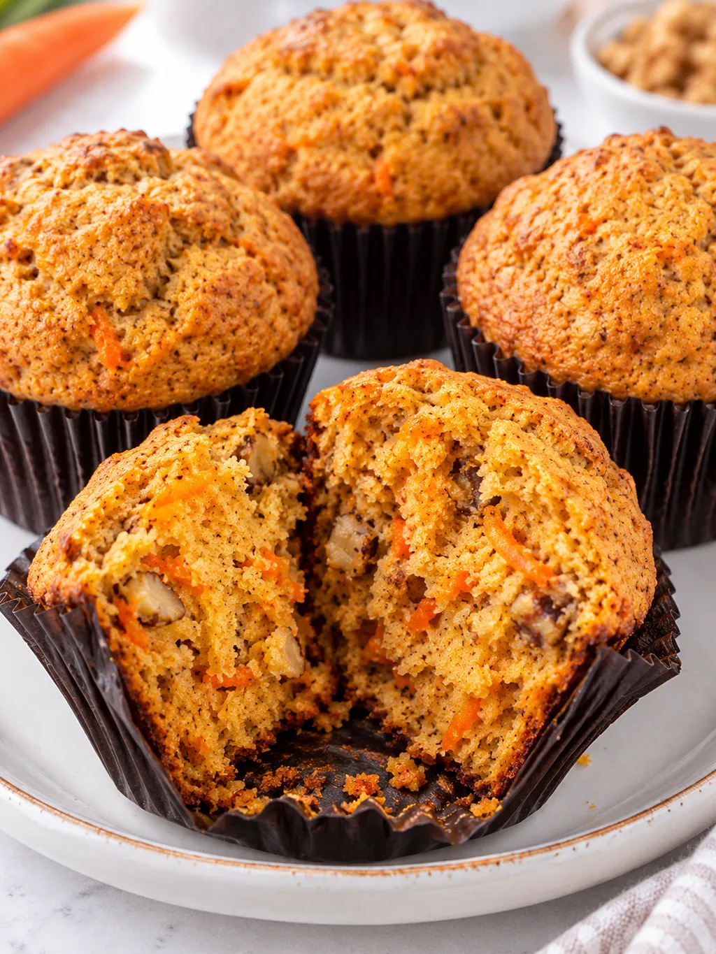 Muffinki marchewkowe w papilotkach z przełamanym wilgotnym środkiem