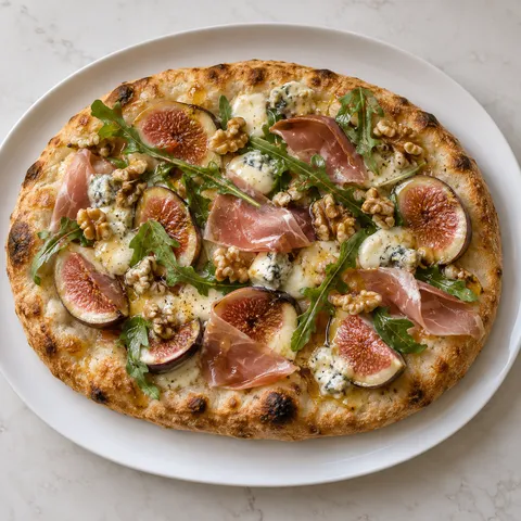 Pinsa z figami, prosciutto, rukolą, serem i orzechami