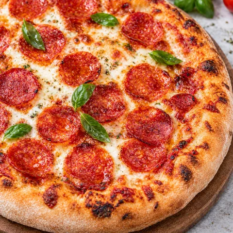 Pizza pepperoni z roztopioną mozzarellą i rumianym rantem