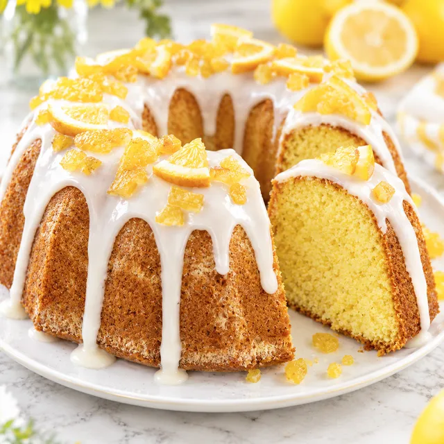 Babka wielkanocna cytrynowa z lukrem i ukrojonym kawałkiem