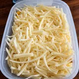 Notatnik, ołówek i kafelki z symbolami sugerujące prostą łamigłówkę matematyczną